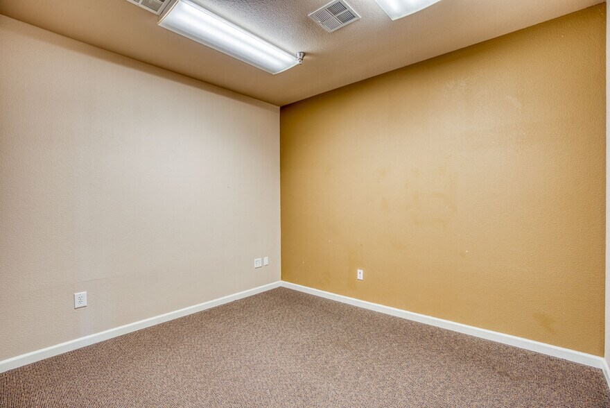 More Photos Of 7075 N West Ave, Fresno Freestanding For Lease