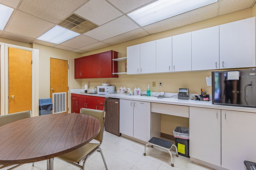 More Photos Of 35-37 Progress St, Edison Medical For Sale