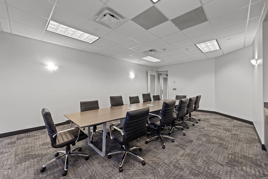 More Photos Of 3010 Lyndon B Johnson Fwy, Dallas Office For Lease