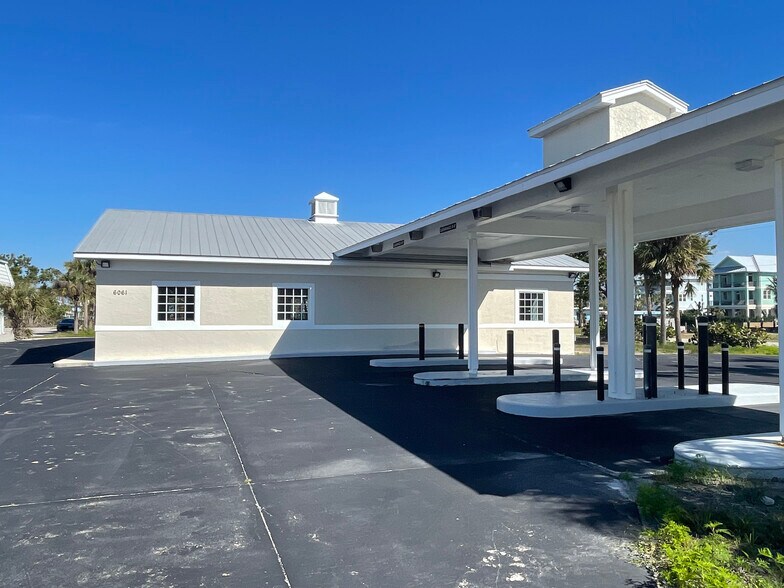 More Photos Of 6061 Estero Blvd, Fort Myers Bank For Sale