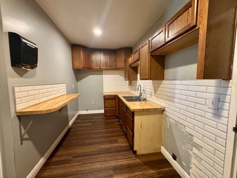 More Photos Of 704 NE 1st St, Micanopy Flex For Lease