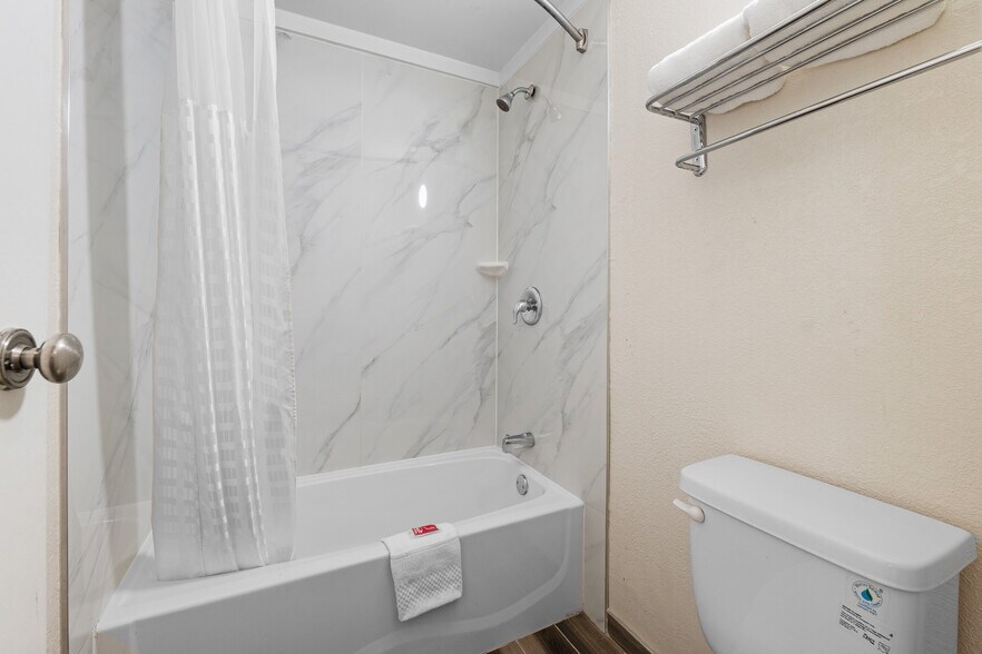 More Photos Of 1721 Broadcast St, Gastonia Hotel For Sale