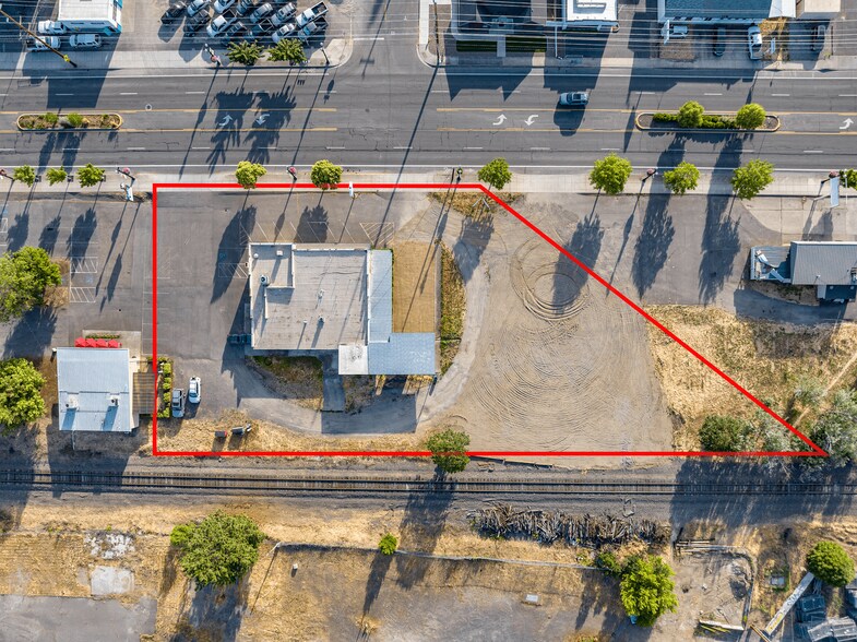 More Photos Of 211 Front St, Central Point General Retail For Sale