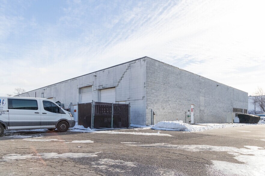 More Photos Of 2231 Fifth Ave, Ronkonkoma Warehouse For Lease