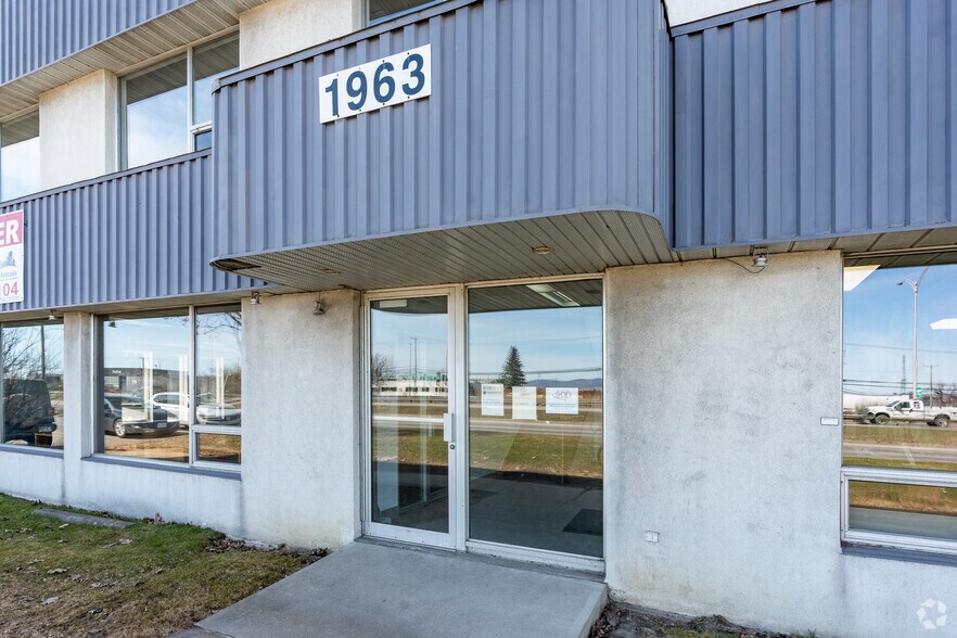 More Photos Of 1961-1963 Rue Frank-Carrel, Québec Flex For Lease