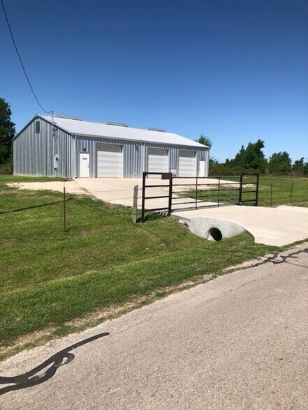 More Photos Of 1009 Old Plantersville, Montgomery Warehouse For Lease