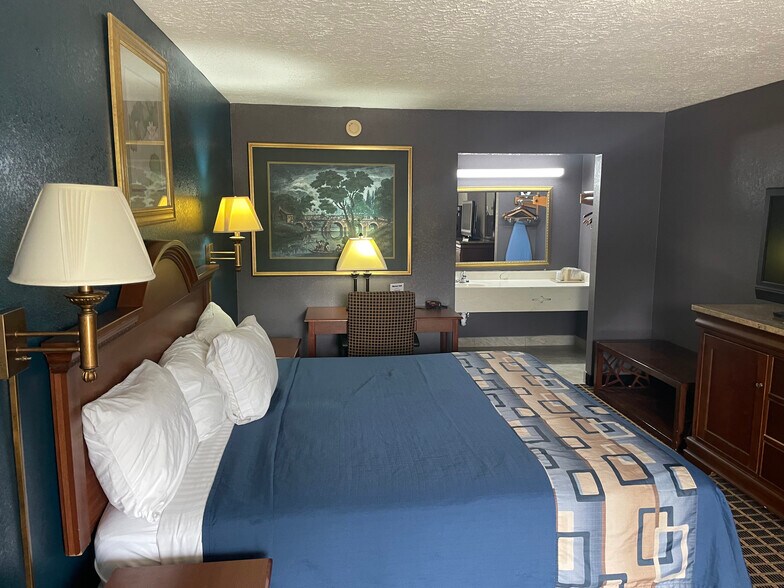 More Photos Of 20 Mountain Dr, Dahlonega Hotel For Sale