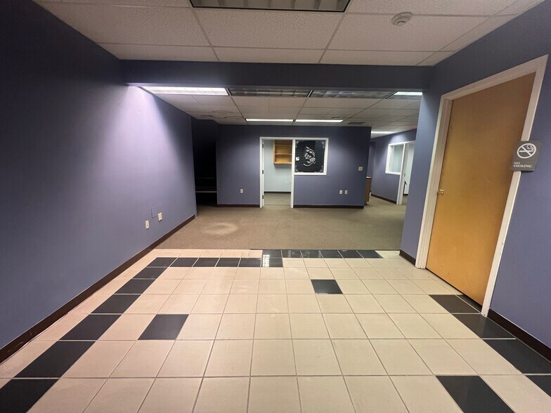 More Photos Of 340 Railroad St, Danville Flex For Lease