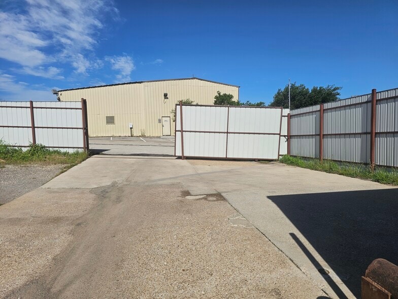 More Photos Of 1006 Magnolia St, Mansfield Warehouse For Lease