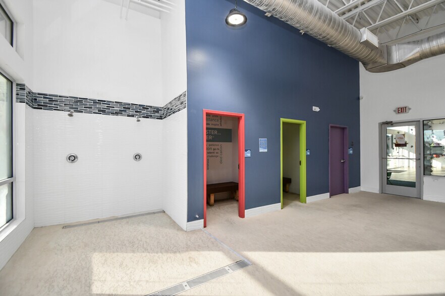 More Photos Of 10423 N Sam Houston Pky E, Humble Sports And Entertainment For Sale