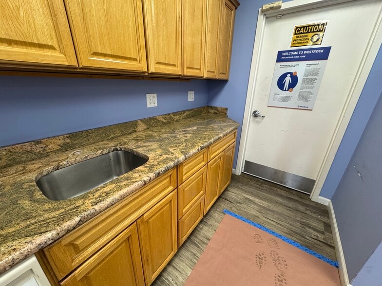 More Photos Of 217 River Ave, Patchogue Warehouse For Lease