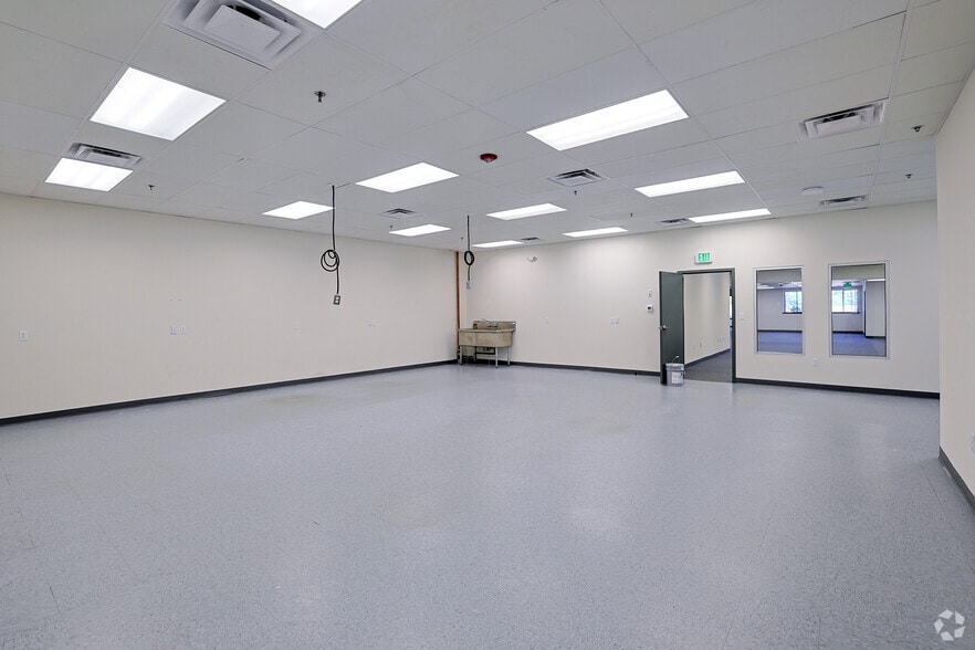 More Photos Of 2-100 Tower Office Park, Woburn Showroom For Lease