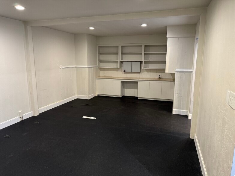 More Photos Of 990 S Front St, Central Point Medical For Sale