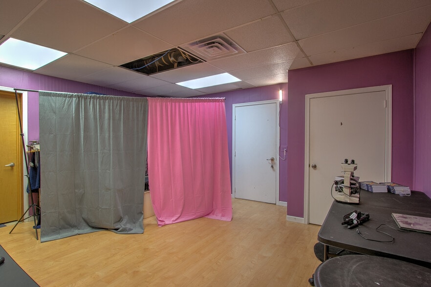 More Photos Of 220 S Ashland St, Cambridge Storefront Retail Office For Sale