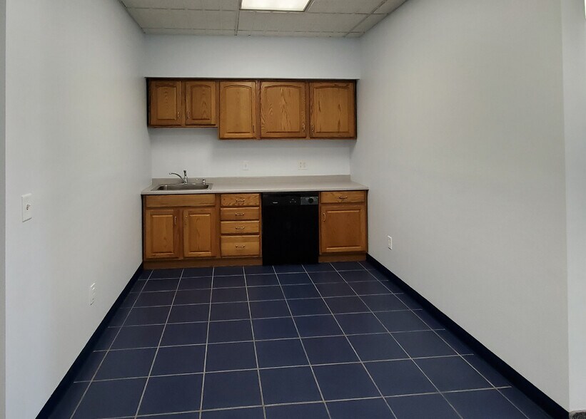 More Photos Of 2333-2335 W 50th St, Erie Warehouse For Lease