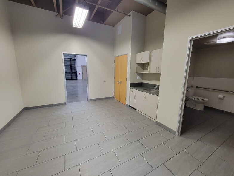 More Photos Of 325 N Puente St, Brea Light Manufacturing For Lease