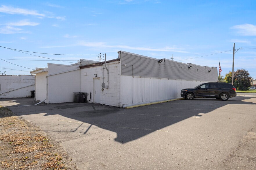 More Photos Of 25420 Grand River ave, Redford Twp Service Station For Lease