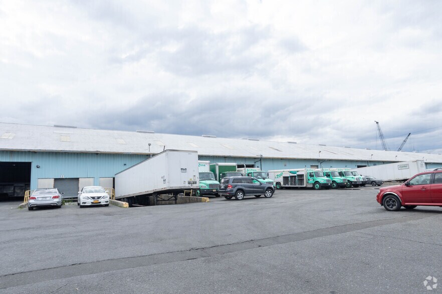 More Photos Of 700 Columbia St, Brooklyn Warehouse For Lease