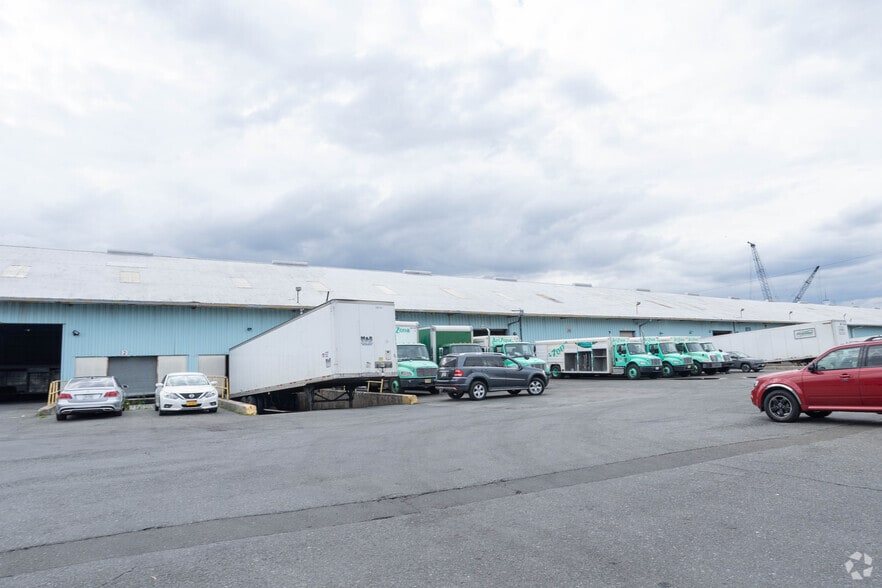 More Photos Of 700 Columbia St, Brooklyn Warehouse For Lease