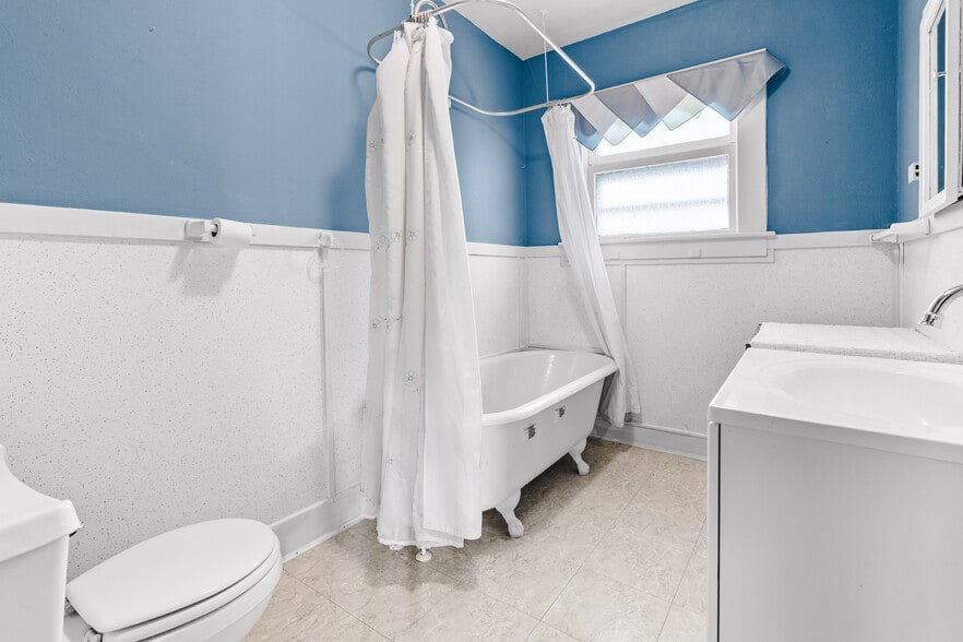 More Photos Of 15522 Madison Ave, Lakewood General Retail For Sale
