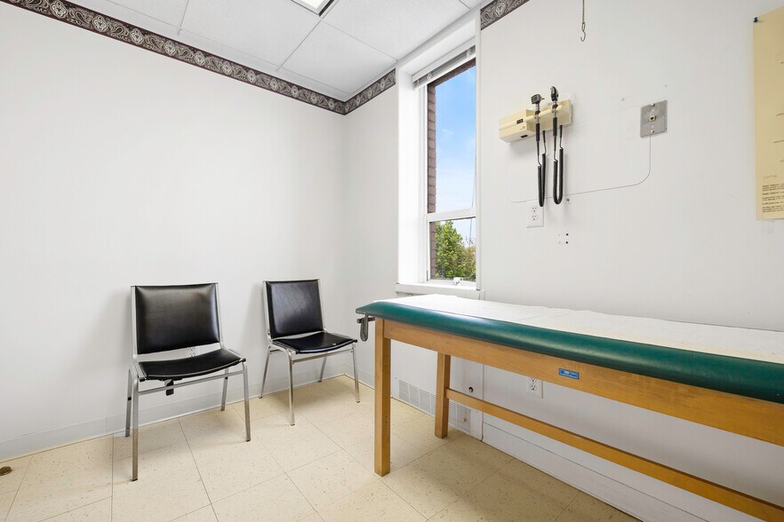 More Photos Of 3715 Main St, Bridgeport Medical For Lease