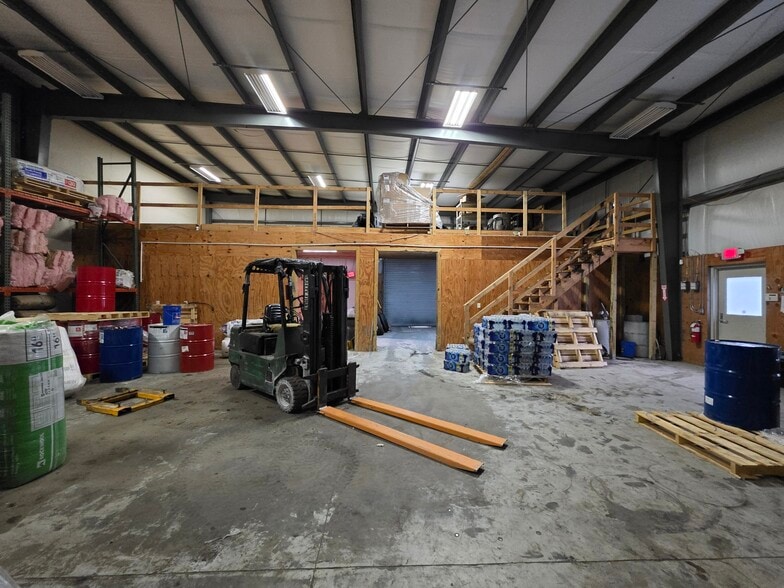 More Photos Of 2050 Old Bailey Rd, Ridgeland Showroom For Lease