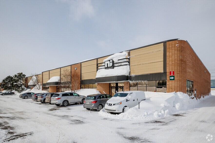 More Photos Of 1913-1959 Rue Le Chatelier, Laval Warehouse For Lease