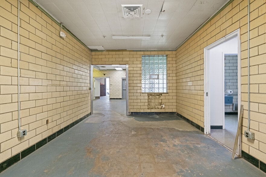 More Photos Of 1825 Boulevard of the Allies, Pittsburgh Showroom For Lease
