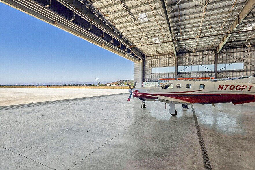 More Photos Of 800 Aviation Dr, Camarillo Airplane Hangar For Sale