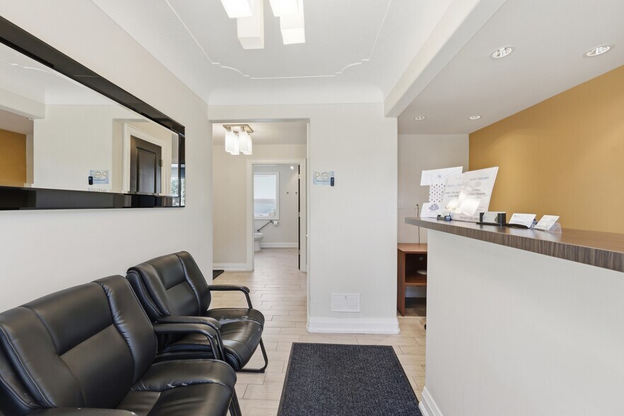 More Photos Of 60 King St W, Hamilton Office For Sale