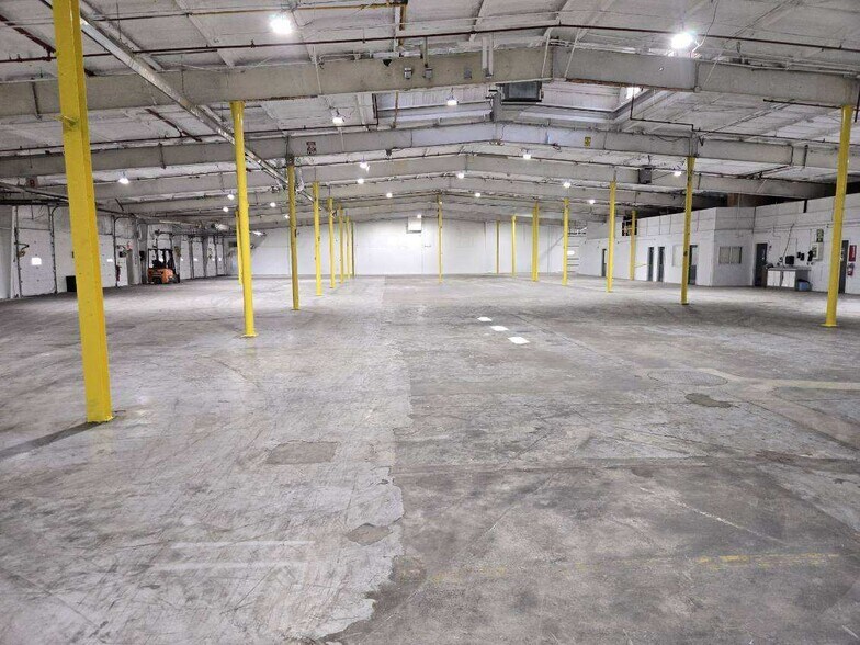 More Photos Of 675 E Allman St, Medford Warehouse For Lease