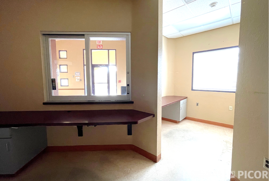 More Photos Of 32 Boulevard del Rey David, Nogales Medical For Sale