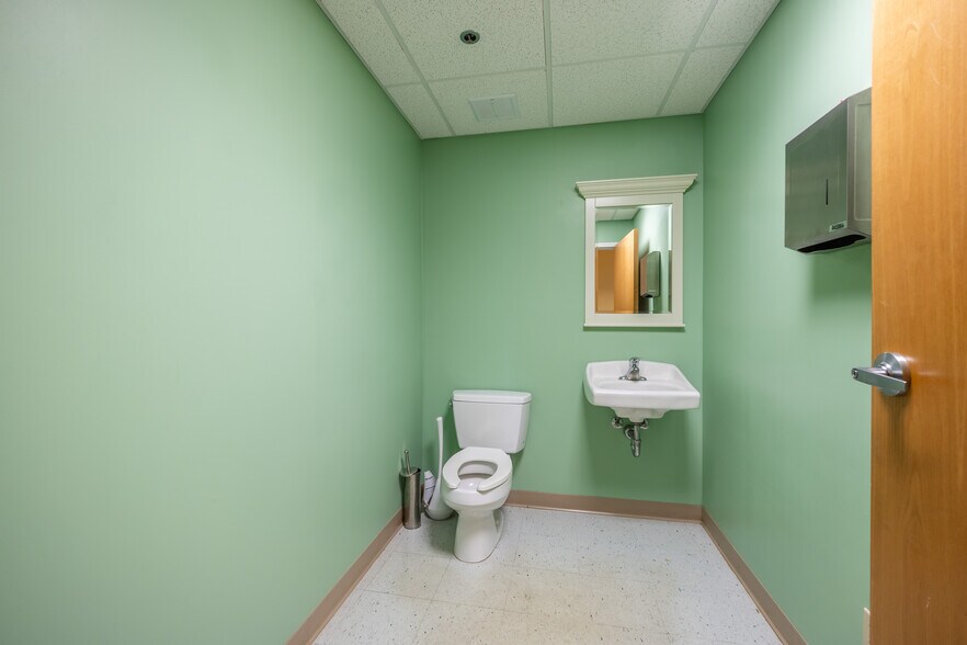 More Photos Of 980 Westfall Rd, Rochester Medical For Lease