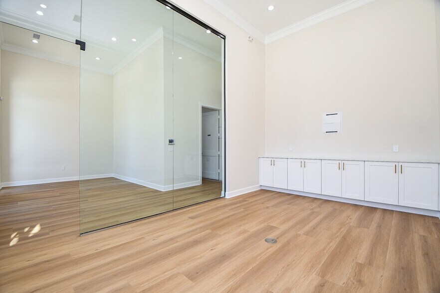 More Photos Of 1325 Main St, Katy Office For Lease
