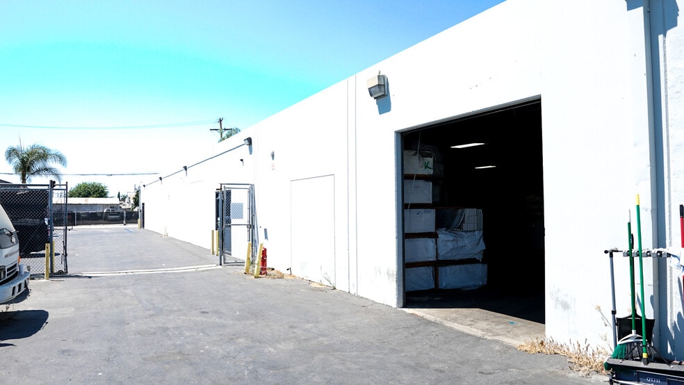 More Photos Of 115-117 N Standard Ave, Santa Ana Warehouse For Lease