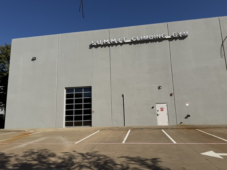 More Photos Of 1040 Mustang Dr, Grapevine General Retail For Lease