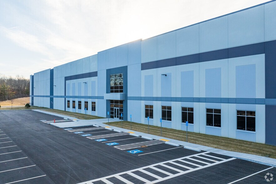 More Photos Of 139 Campanelli Dr, Uxbridge Distribution For Lease