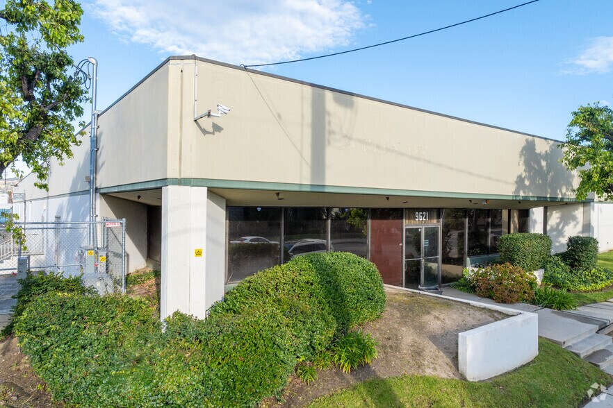 More Photos Of 9621-9631 Irondale Ave, Chatsworth Manufacturing For Sale