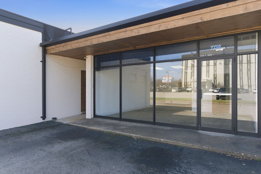 More Photos Of 1718 E Meadowmere St, Springfield General Retail For Lease