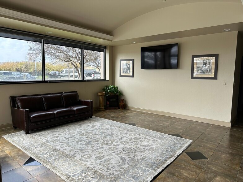 More Photos Of 4750 Sherwood Common Blvd, Baton Rouge Office For Lease