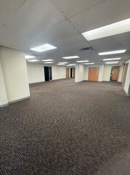 More Photos Of 220 W Campus Dr, Arlington Heights Research And Development For Lease