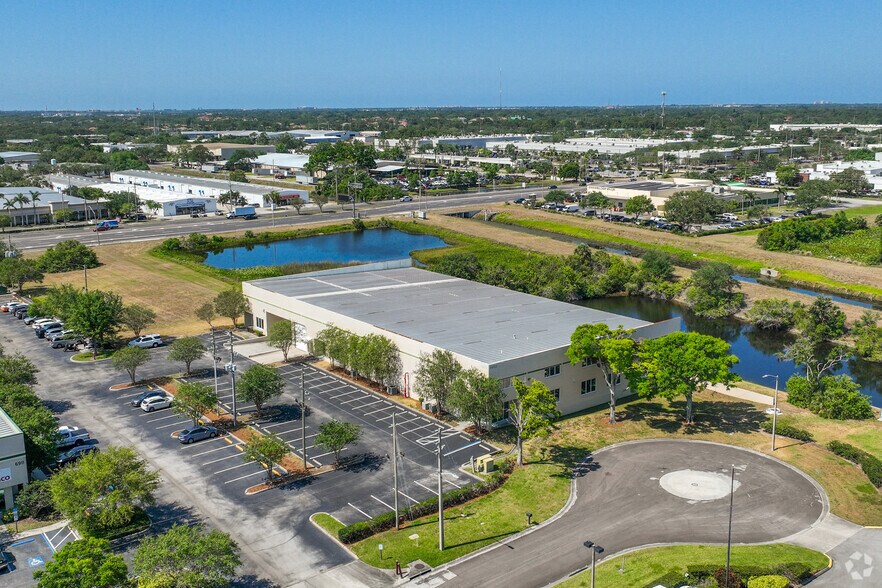 More Photos Of 6950 112th Cir, Largo Warehouse For Lease