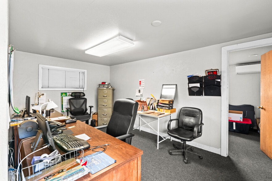 More Photos Of 3894 Roosevelt Blvd, Eugene Industrial For Sale