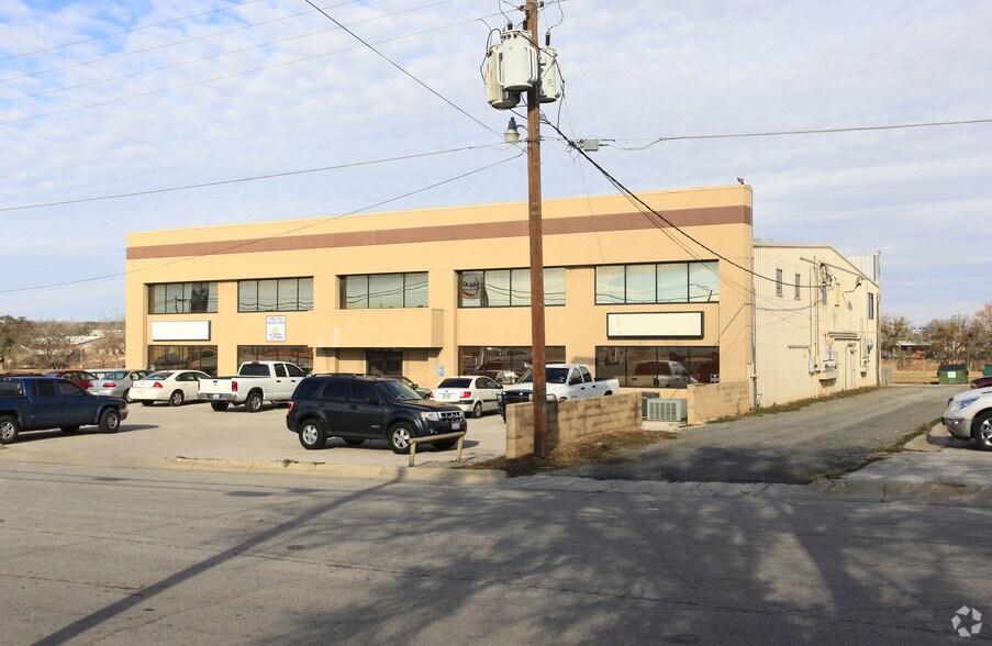 More Photos Of 1305 S Key Ave, Lampasas Office For Sale