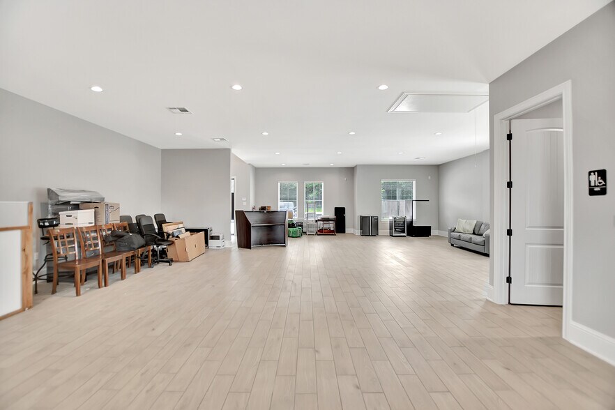 More Photos Of 31360 Nichols Sawmill Rd, Magnolia Medical For Lease