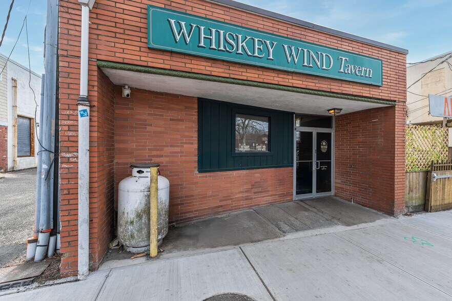 More Photos Of 30-32 Front St, Greenport Storefront Retail Residential For Sale