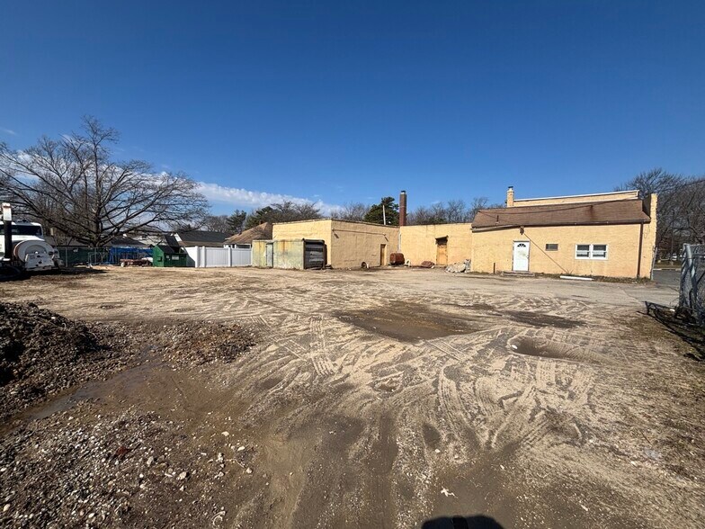 More Photos Of 125 Carleton Ave, Central Islip Freestanding For Sale