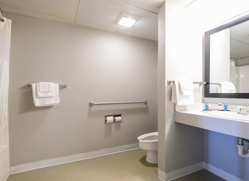 More Photos Of 3 Gateway Square Dr, Monroe City Hotel For Sale