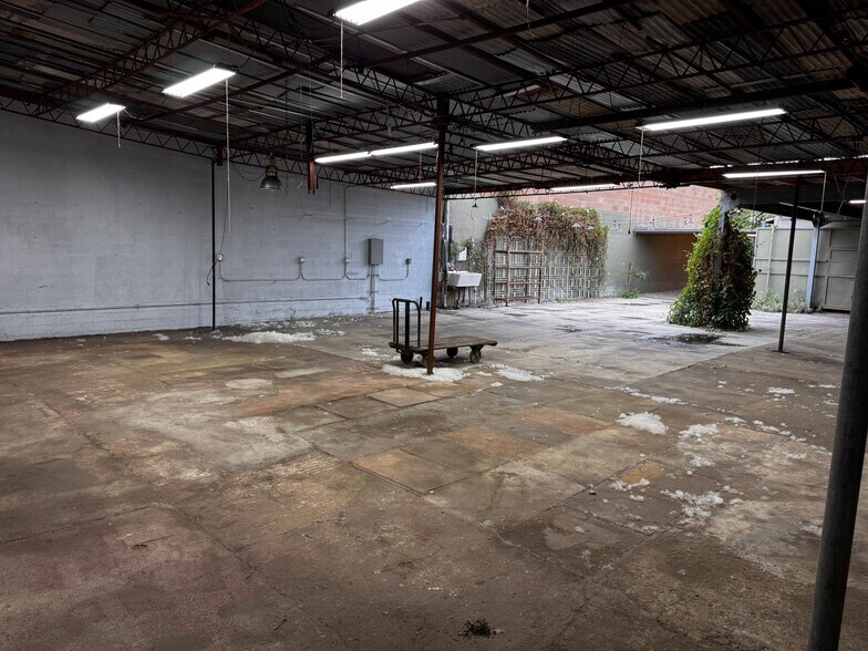 More Photos Of 2910 Denby Ave, Los Angeles Manufacturing For Lease