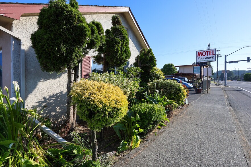 More Photos Of 2178 Winchester Ave, Reedsport Hotel For Sale